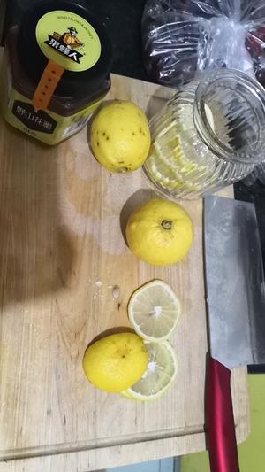 蜂蜜柠檬泡的做法 步骤1