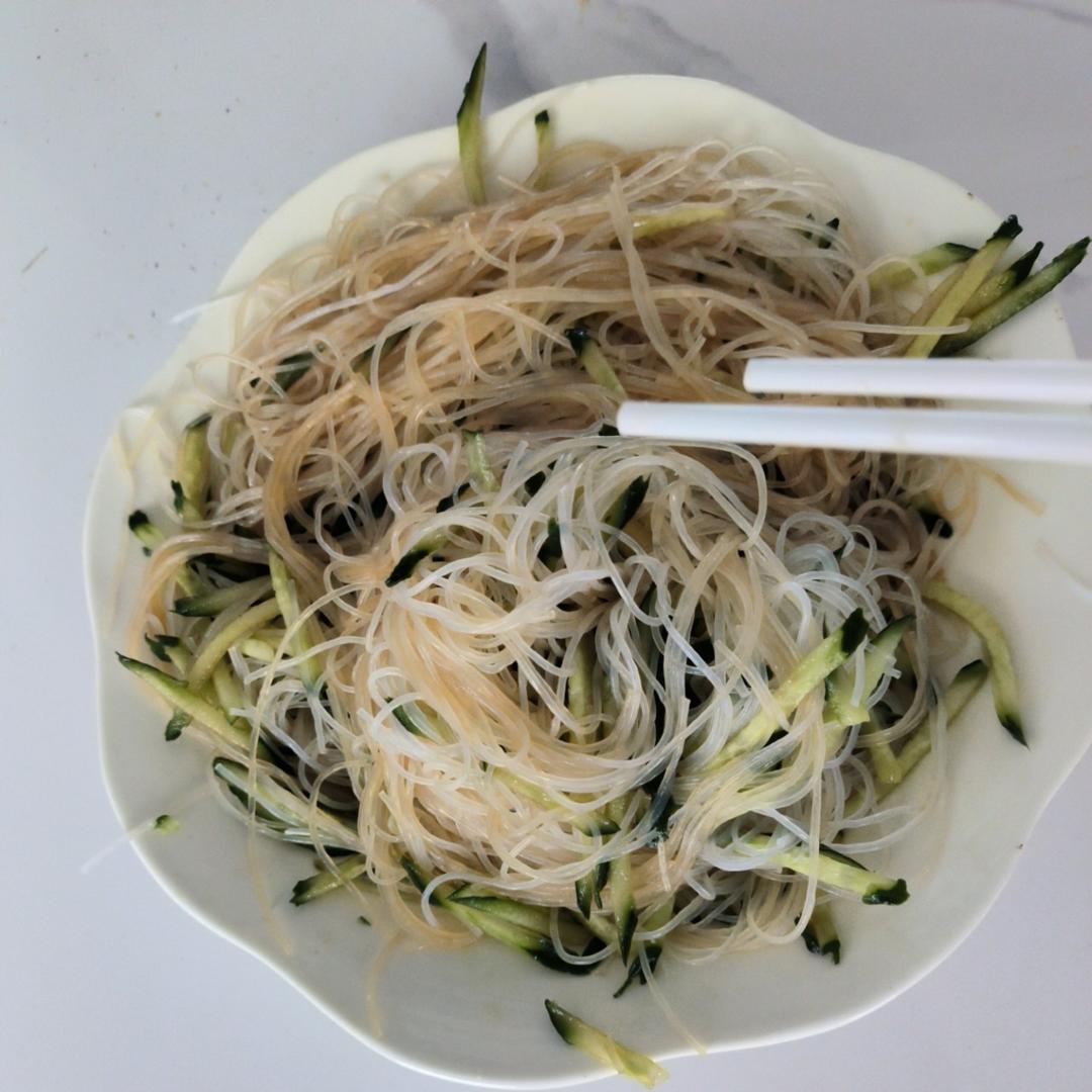 凉拌黄瓜配粉丝