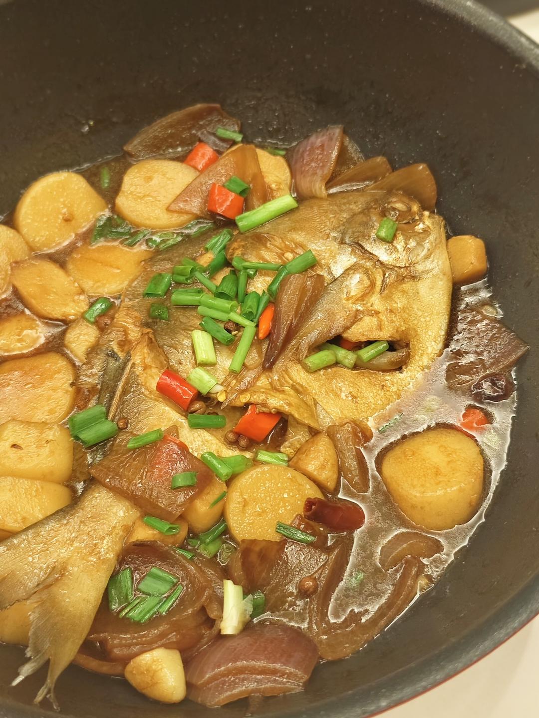 妈妈我会做鱼了！无猪油简版家烧鲳鱼年糕的做法