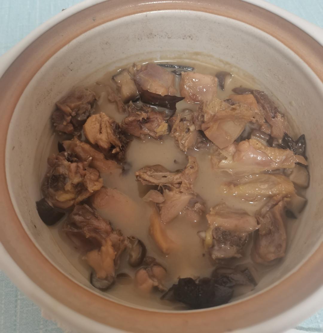 香菇炖腊鸡