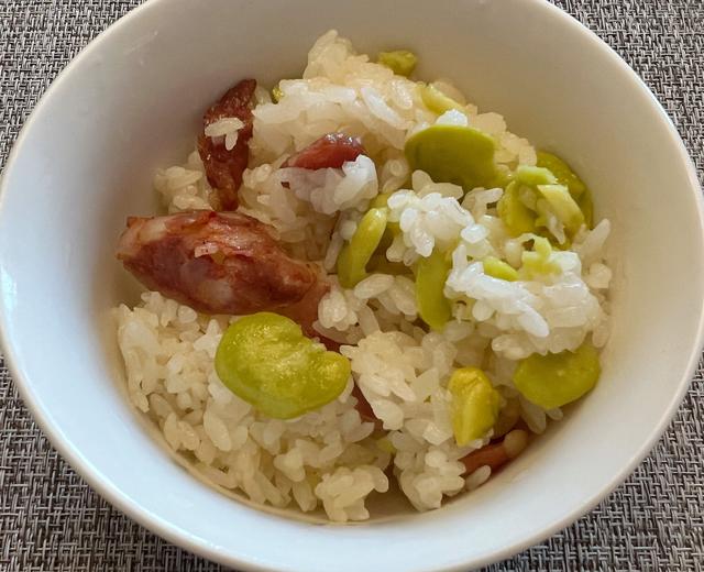 蚕豆腊肠焖饭的做法