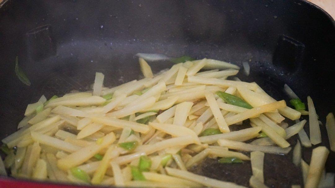 爽脆土豆丝（有祖传的让土豆丝爽脆的小技巧哟 寻常土豆丝 简简单单 是家的味道）