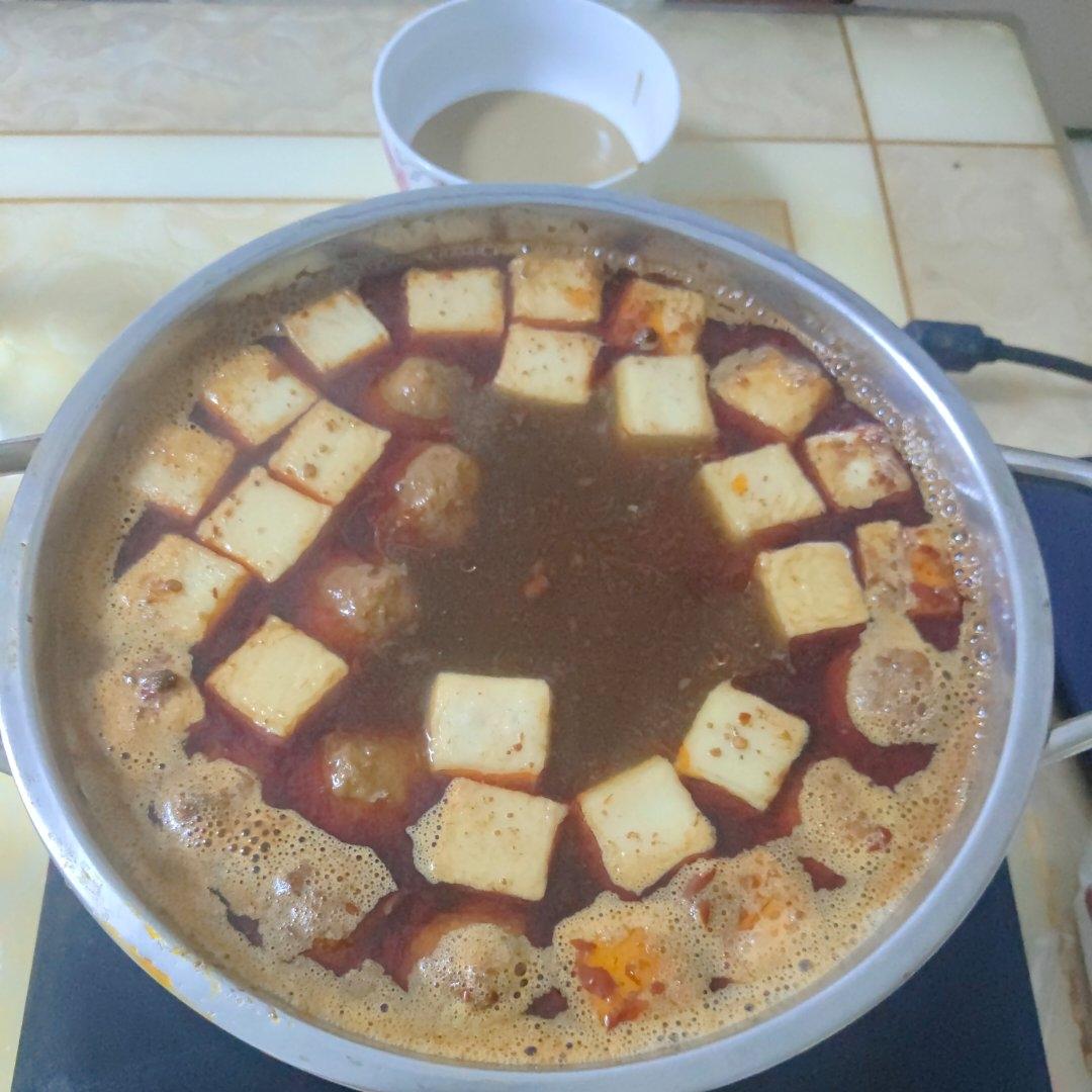 冬天第一顿火锅安排上了吗？热气腾腾的麻辣火锅走起