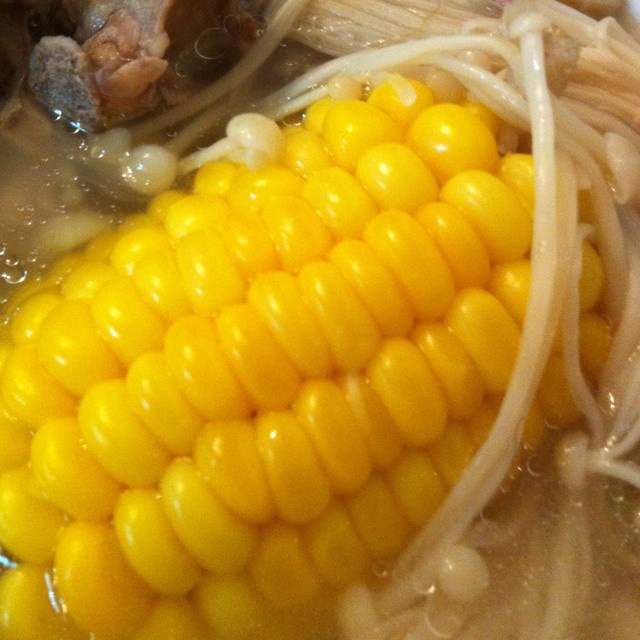 甜玉米山菌排骨汤