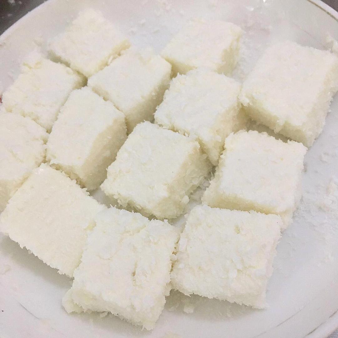 【视频】85度C 椰蓉牛奶小方～不用烤箱的夏日甜点