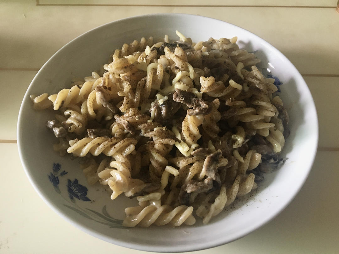 白蘑菇奶油培根意面