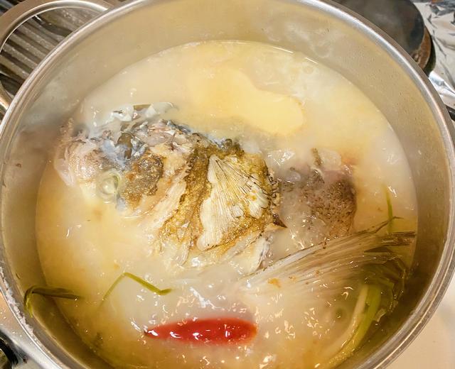 让你胃口大开的酸萝卜鱼头汤的做法