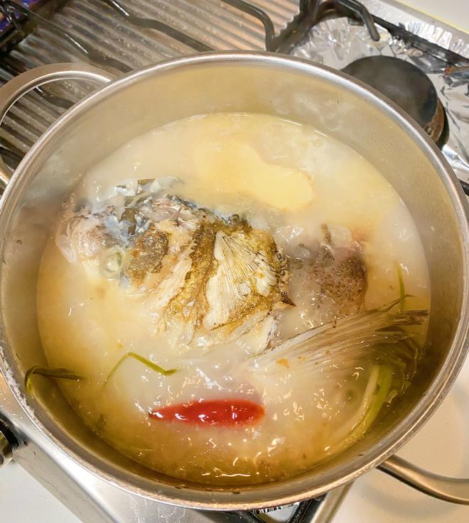 让你胃口大开的酸萝卜鱼头汤的做法