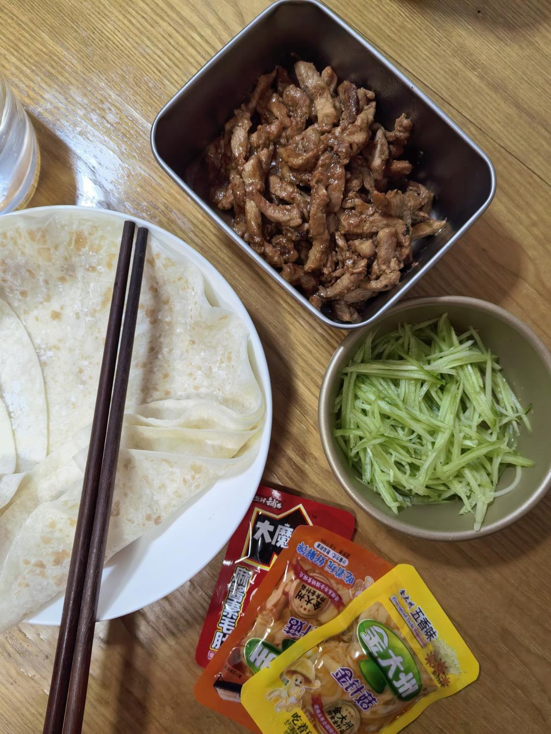 京酱肉丝附饺子皮卷饼