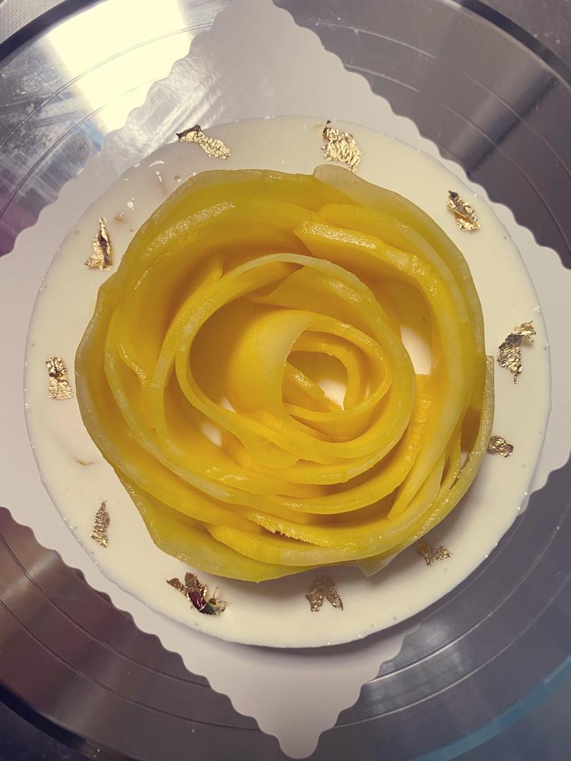 芒果花装饰慕斯蛋糕