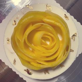 芒果花装饰慕斯蛋糕