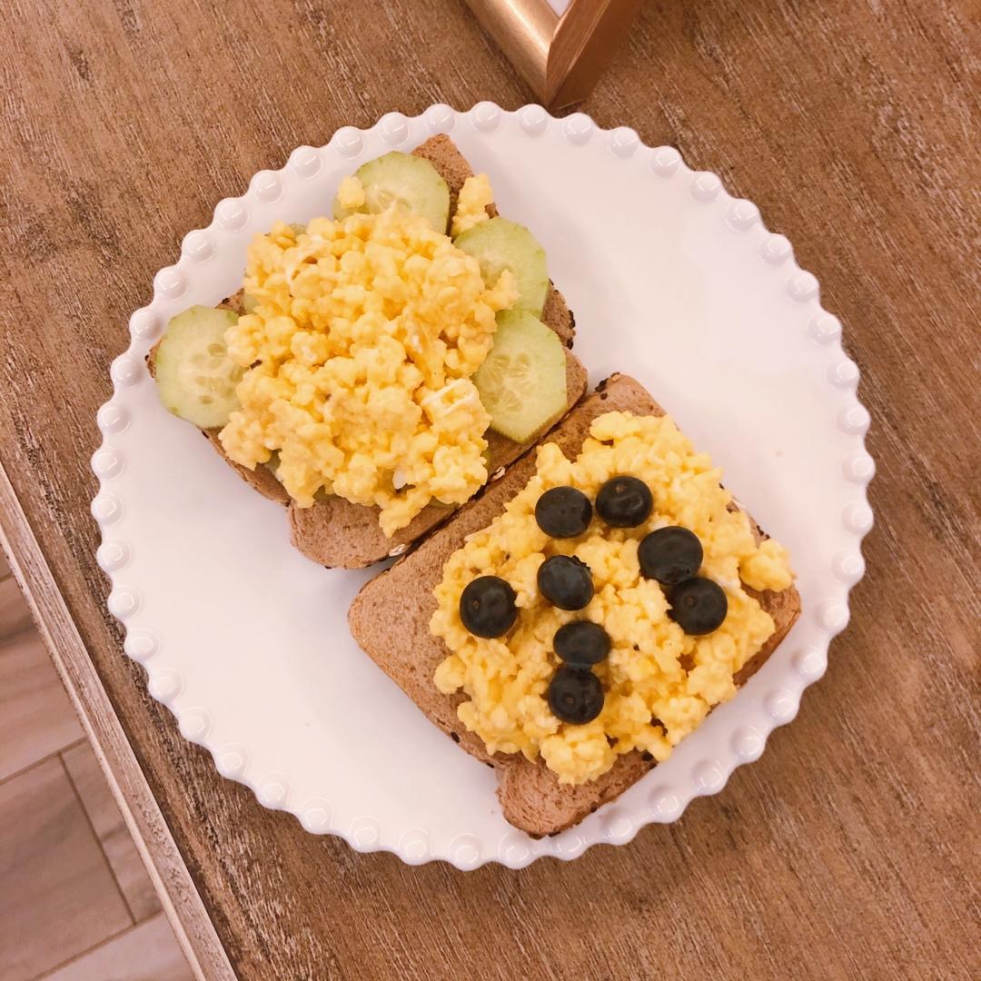 培根牛油果鸡蛋吐司