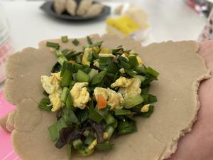 低卡低脂的韭菜虾仁鸡蛋三鲜莜面蒸饺的做法 步骤2