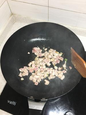 香菇豆角土豆肉焖饭（电饭煲版）的做法 步骤2