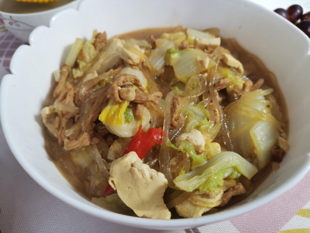 家常白菜炖粉条加豆腐泡