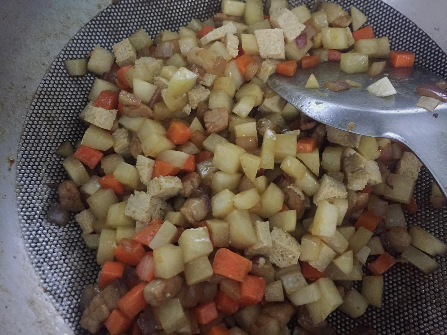 私房土豆炸酱面的做法 步骤4