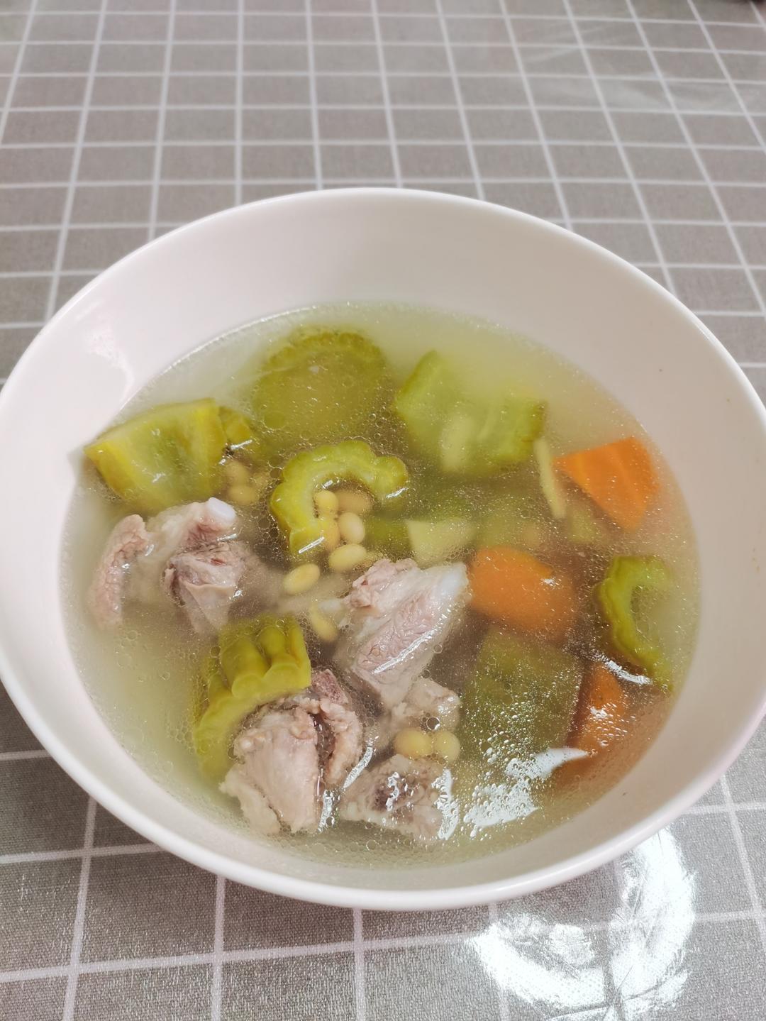 适合夏天喝的排骨苦瓜黄豆汤