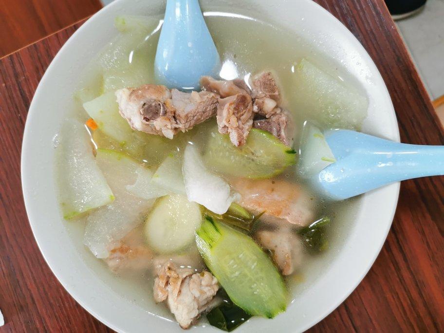 惠家小厨做的老黄瓜枸杞排骨汤