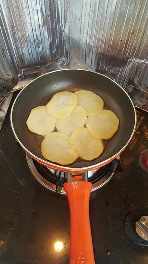 油炸土豆片的做法 步骤2