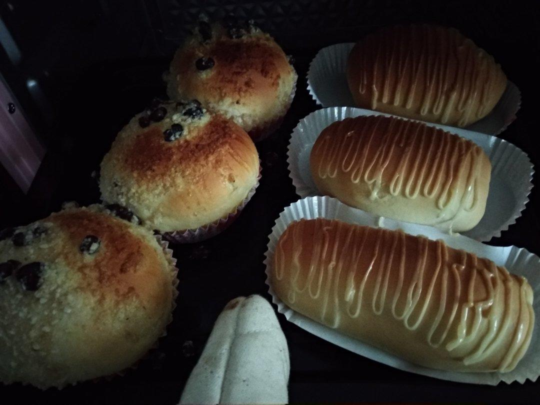 椰蓉蜜豆泡浆面包
