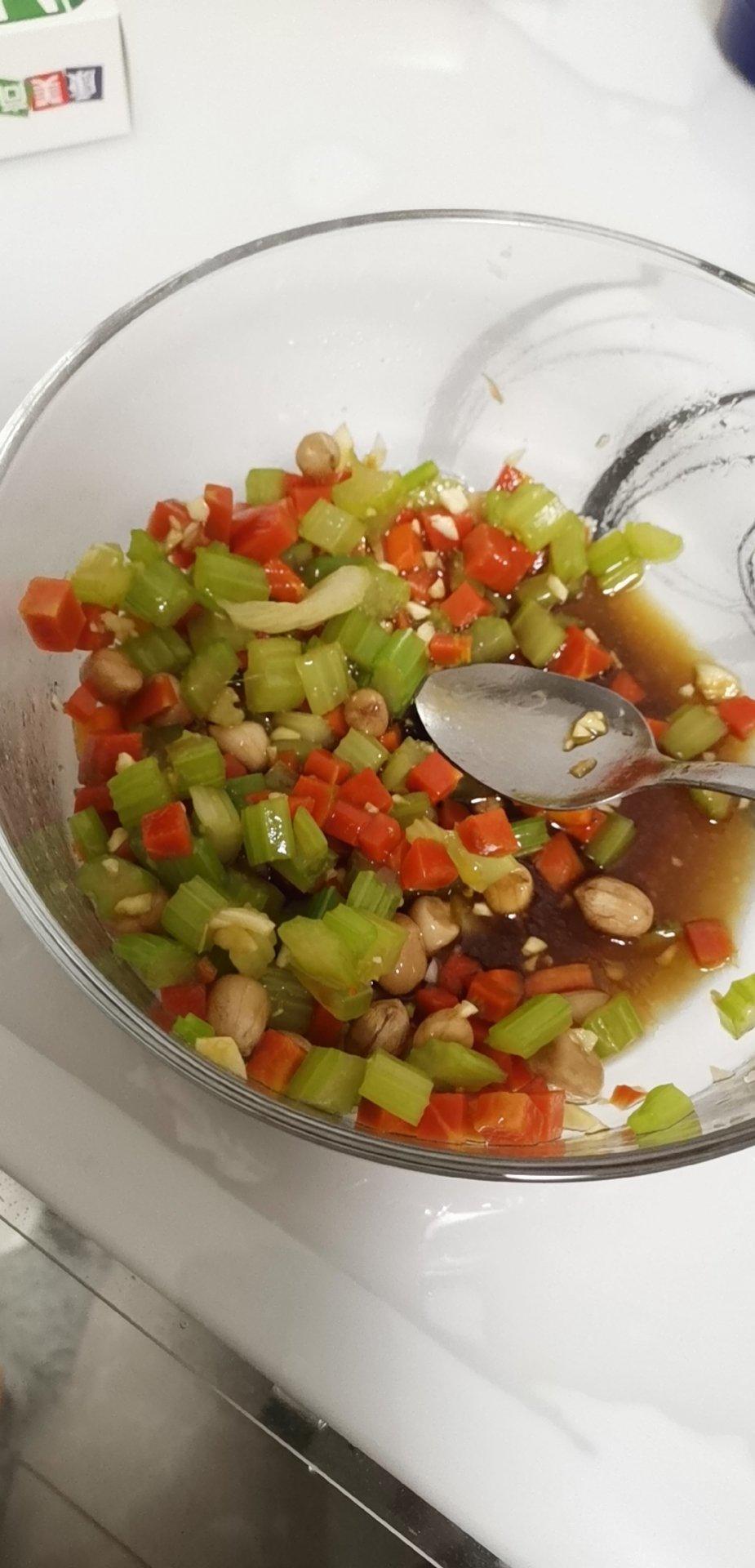 凉拌芹菜胡萝卜花生米