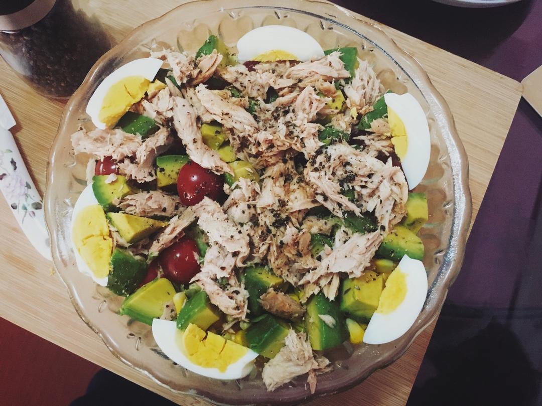 基础但靠谱的金枪鱼牛油果沙拉