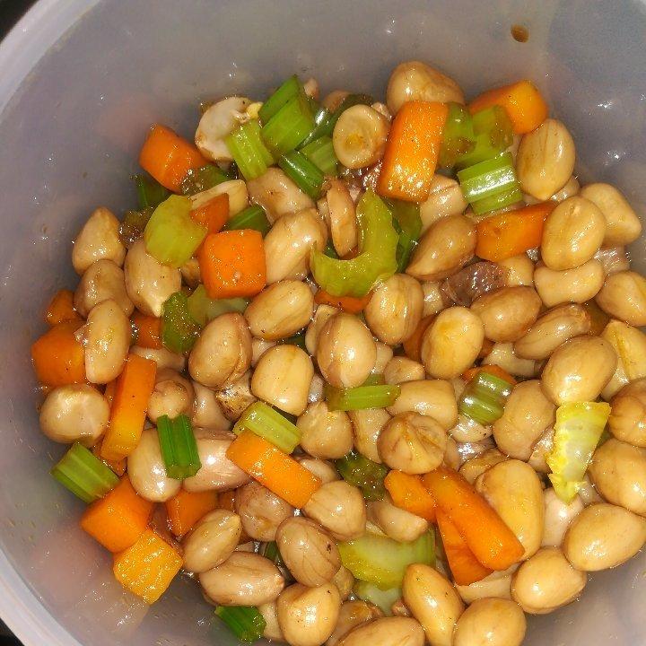 凉拌芹菜花生米胡萝卜