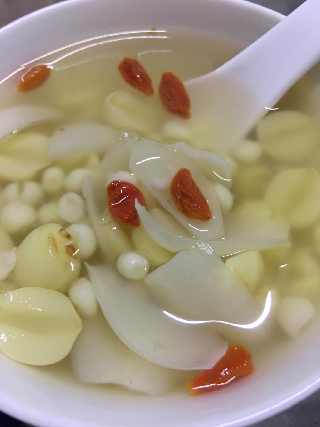 芡实莲子百合枸杞羹