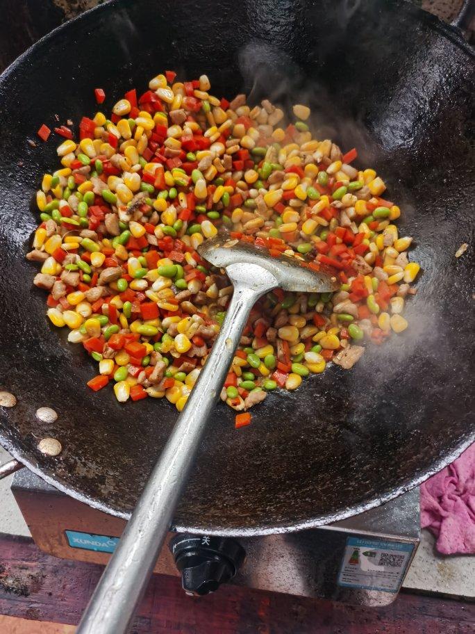 炒四丁（肉丁、豌豆、胡萝卜丁、玉米粒）
