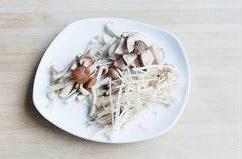 菌菇汤元宝水饺的做法 步骤2