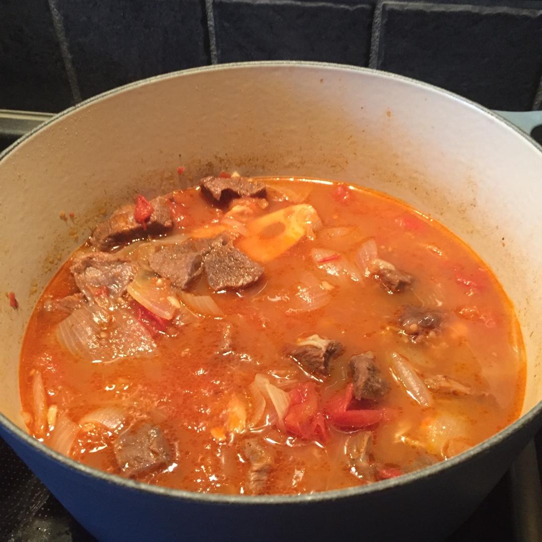 番茄红酒炖牛肉（铸铁锅版）