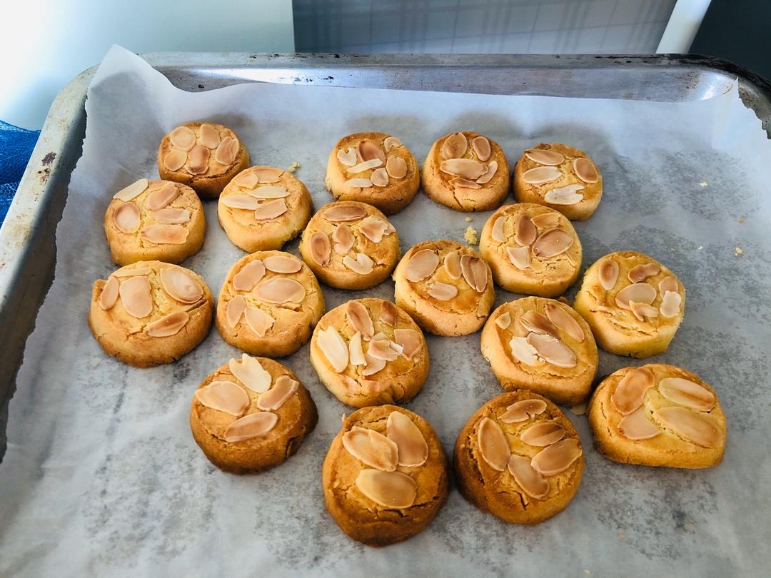 酥的掉渣的杏仁曲奇饼干