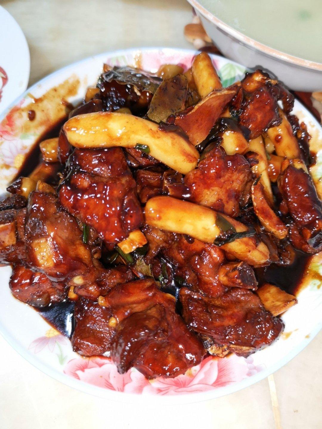 红烧排骨年糕偏甜味