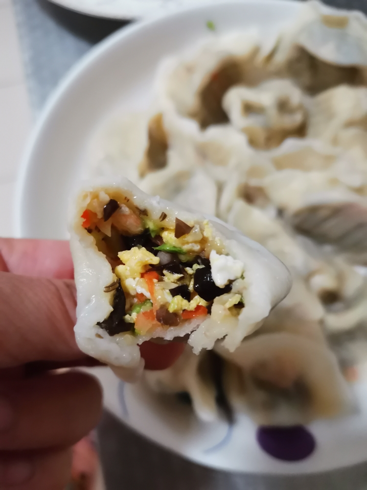 素馅饺子🥟虾米茭瓜（西葫芦）木耳胡萝卜🥕鸡蛋🥚的做法