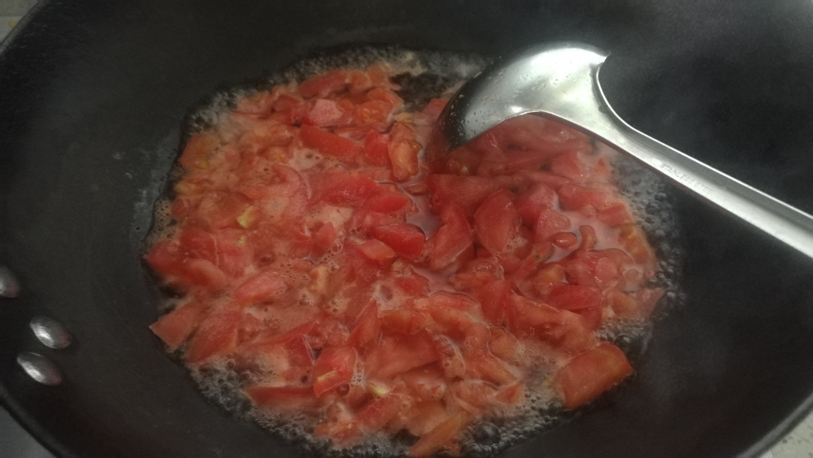 不炝锅又少油的面条(西红柿鸡蛋面)——太太乐鲜鸡汁快手菜的做法 步骤1