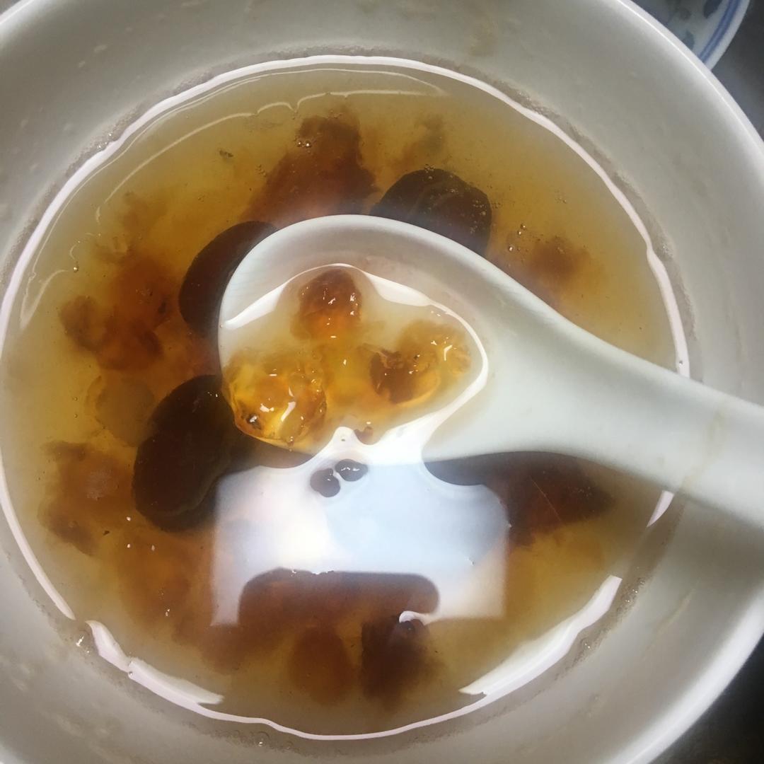 桃胶皂角米炖雪燕