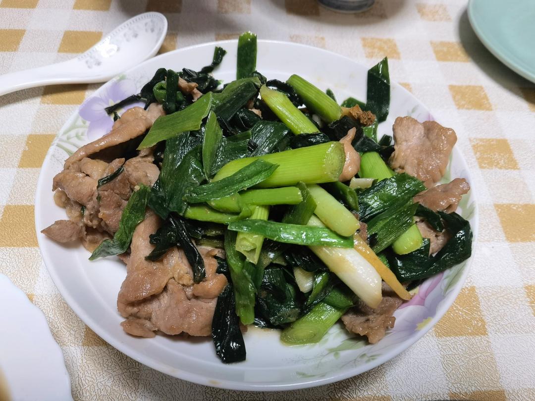 简易版超下饭 蒜苗炒肉（蒜叶炒肉）