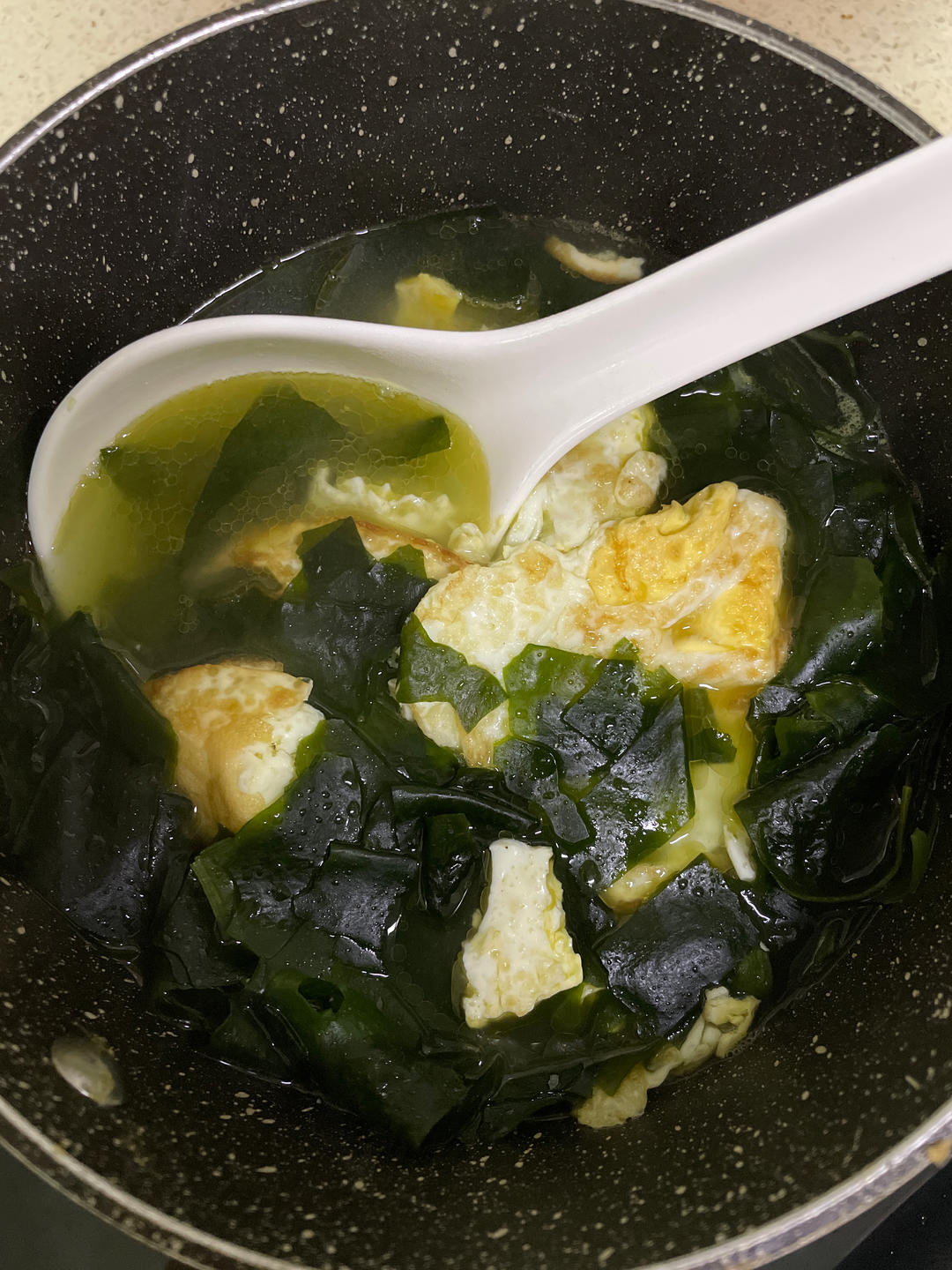 快手菜 裙带菜煎蛋汤——中式一日三餐（二百七十八）的做法