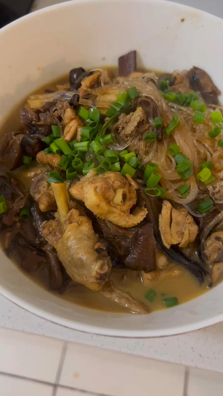 厨师长教你：“小鸡炖蘑菇”的家常做法，汤鲜肉美味，先收藏起来