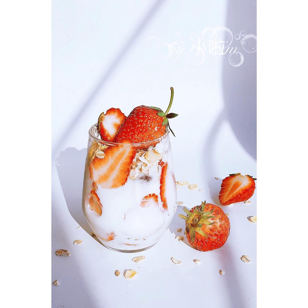 草莓坚果麦片酸奶杯