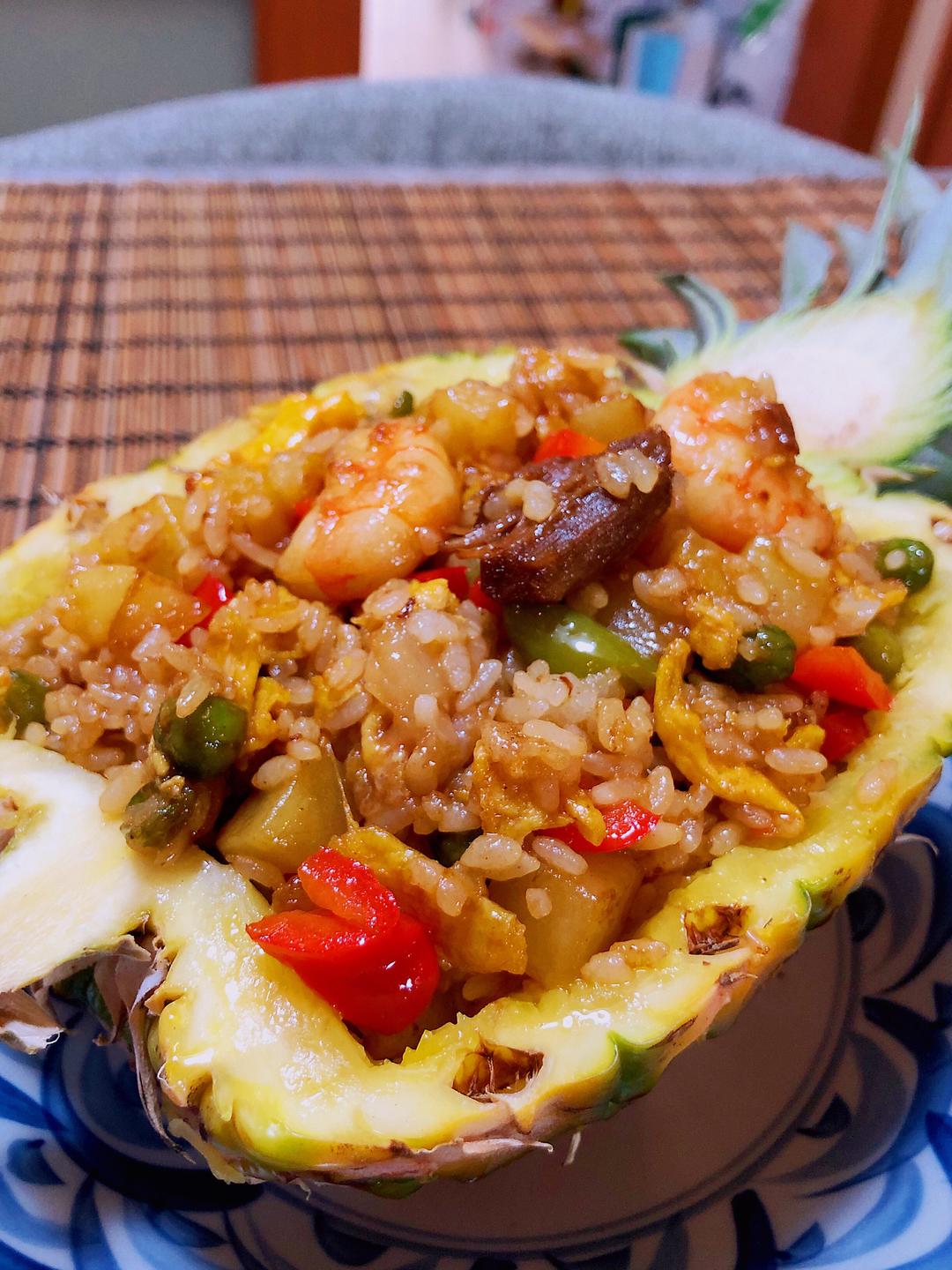 菠萝虾仁牛肉炒饭的做法