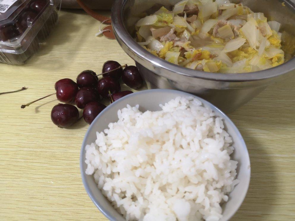 五花肉炖娃娃菜