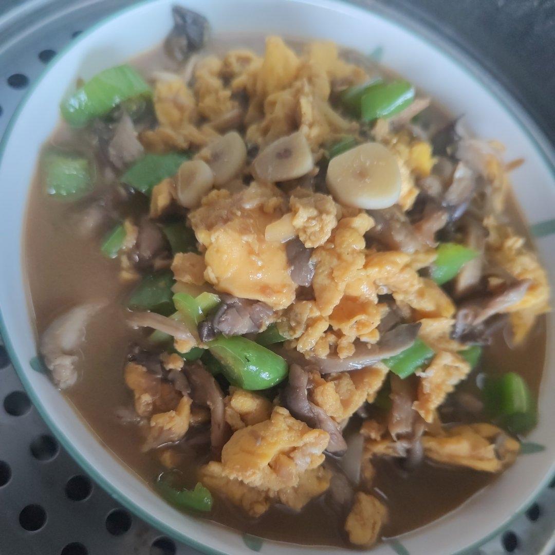 平菇青椒炒鸡蛋 好吃又营养的超快手家常菜