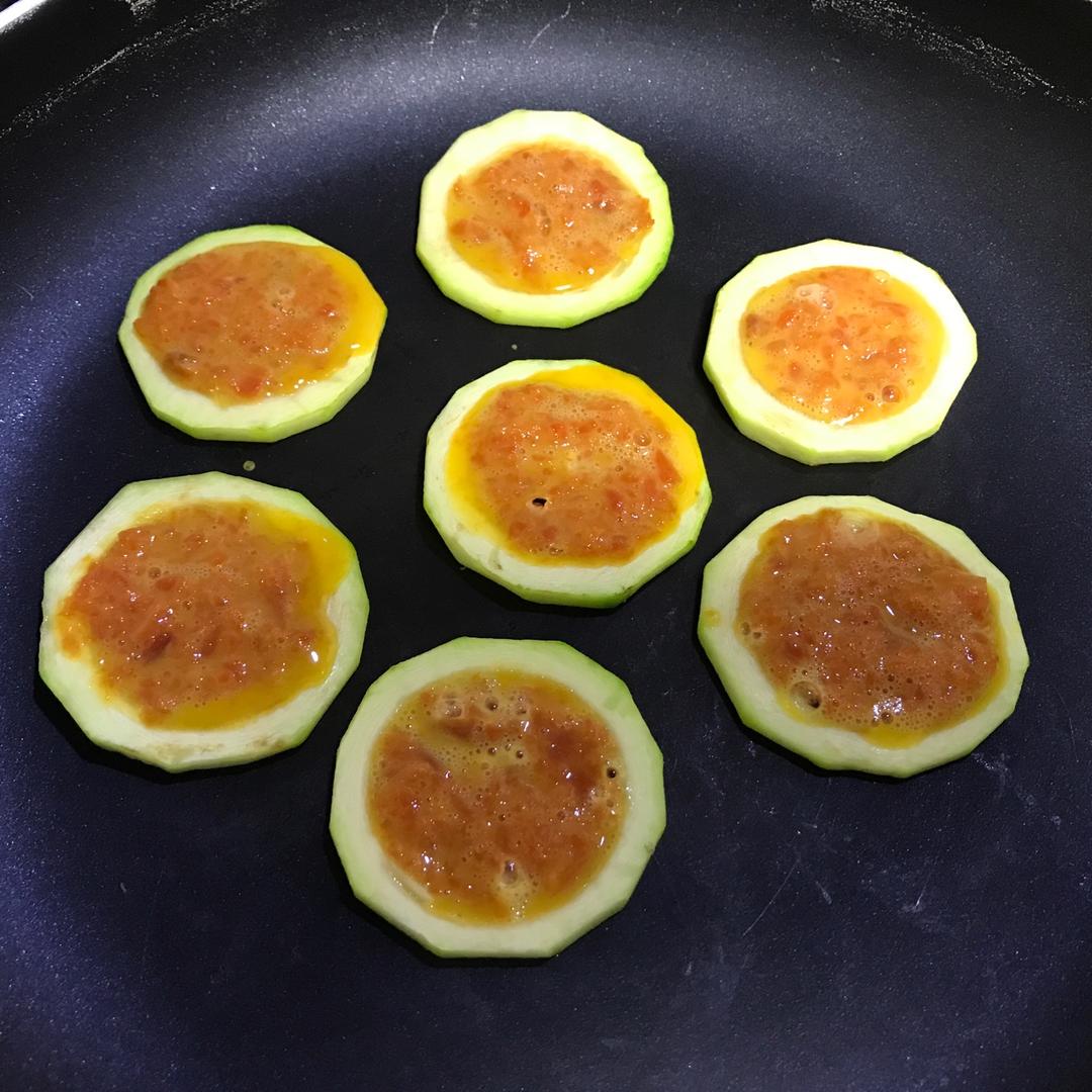 宝宝辅食：西葫芦胡萝卜三文鱼蛋饼（创意早餐）