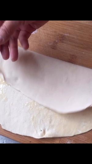 层层分明外脆内软的葱油手抓饼的做法 步骤6