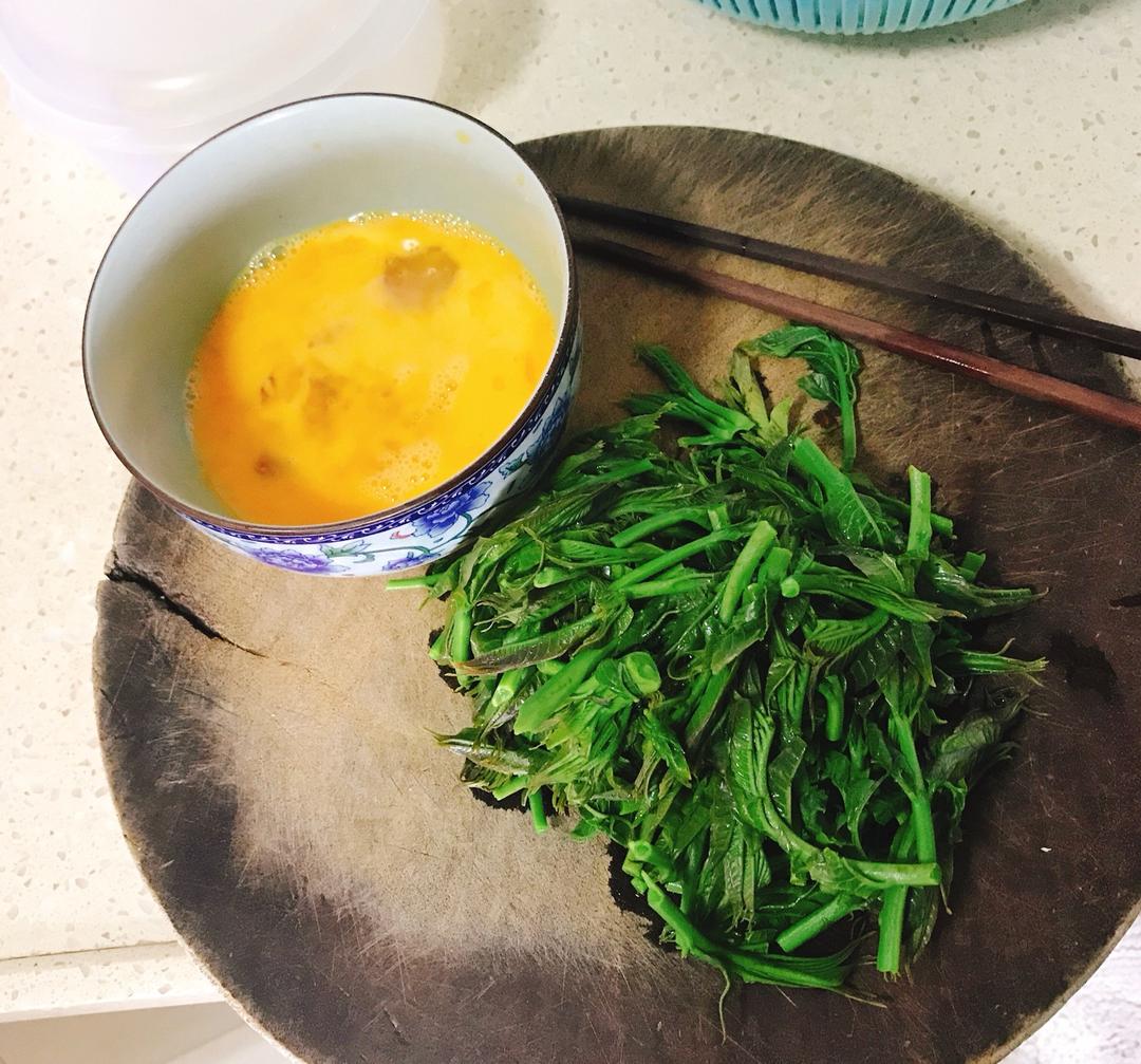 椿芽炒蛋，不美，味则浓！