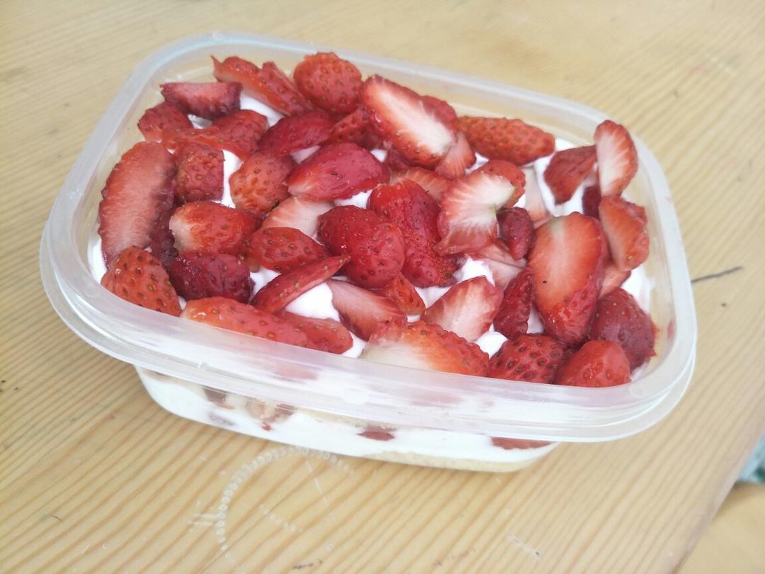 草莓盒子蛋糕Strawberry Cake Dessert