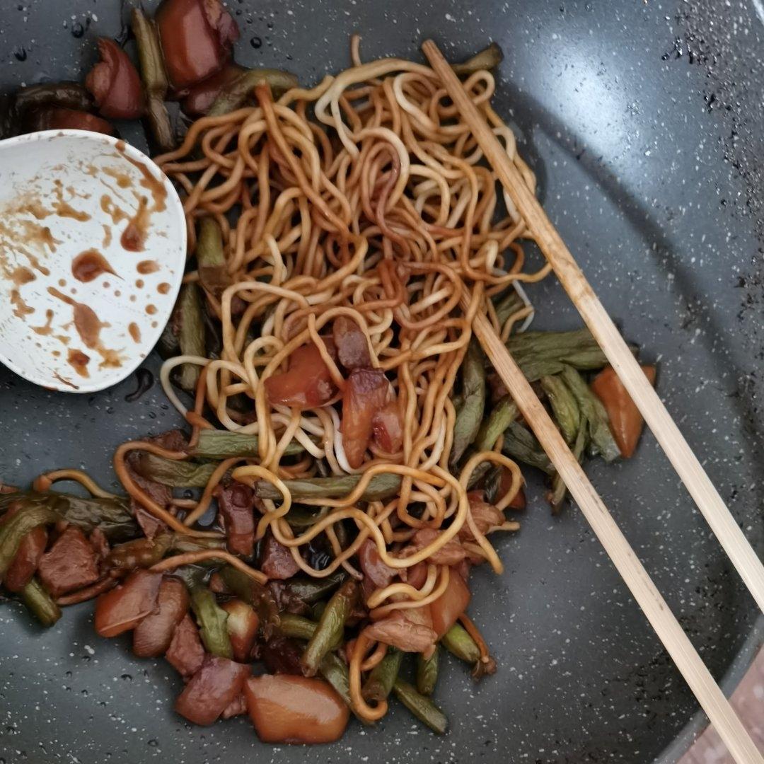 五花肉豆角土豆铁锅焖面