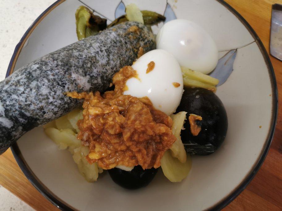 给大家推荐一款心心念念的湖南下饭菜擂辣椒松花蛋