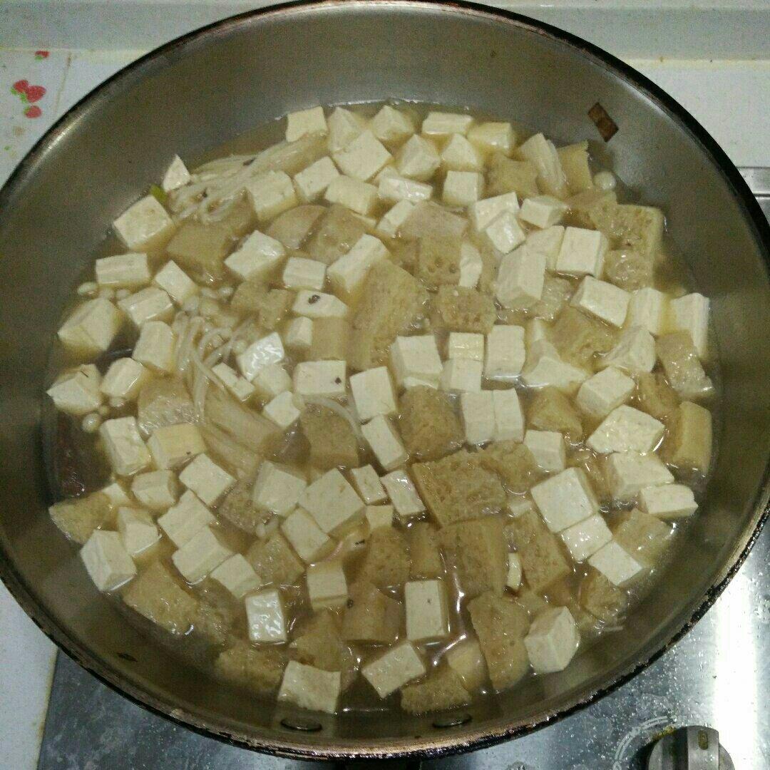 鸭血炖豆腐+金针菇